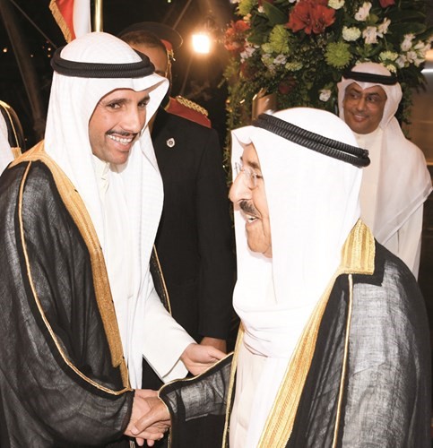 مرزوق الغانم مصافحا صاحب السمو الأمير ﻿
