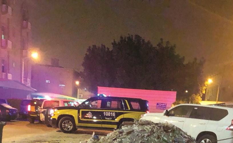 صورة أرشيفية لتواجد الدوريات بمحيط المنزل الذي وقعت فيه جريمة قتل العيون﻿