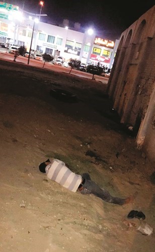 الوافد الآسيوي وقد نام على الأرض بعد تناول المواد المسكرة﻿