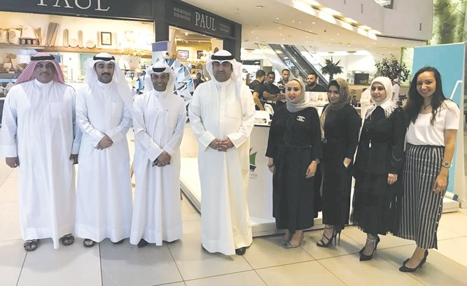 الوزير خالد الروضان متوسطا المشاركين في الاحتفال ﻿