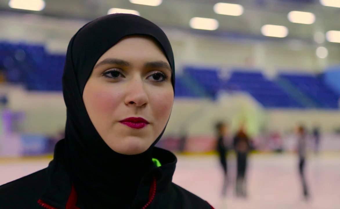 بالفيديو.. تعرف على "متزلجة" إماراتية تشارك بمسابقات دولية بالحجاب