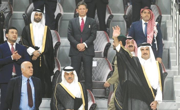 أمير قطر الشيخ تميم بن حمد آل ثاني تقدم الحضور في المباراة﻿
