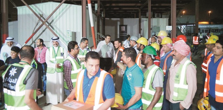 توزيع وجبات السحور على العمال في أحد مواقع العمل﻿