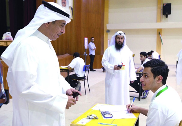 د.حامد العازمي في حديث مع أحد الطلبة خلال تفقده لجان الاختبارات أمس