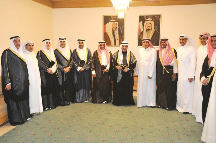 سمو الشيخ ناصر المحمد والشيخ خالد البدر والشيخ صباح ناصر المحمد والشيخ د. احمد ناصر المحمد و انور الرفاعي مع الشيخ د. ابراهيم الدعيج والشيخ جابر الدعيج وبعض الحضور ﻿