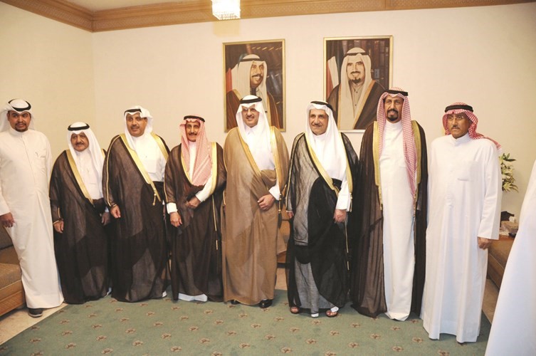 الشيخ علي الخالد والشيخ حمد جابر العلي والسفير السعودي الأمير سلطان بن سعد بن خالد يهنئون﻿