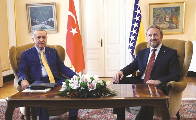 الرئيس التركي رجب طيب أردوغان ونظيره البوسني بكر عزت بيغوفيتش في سراييفو	(أ.ف.پ)﻿