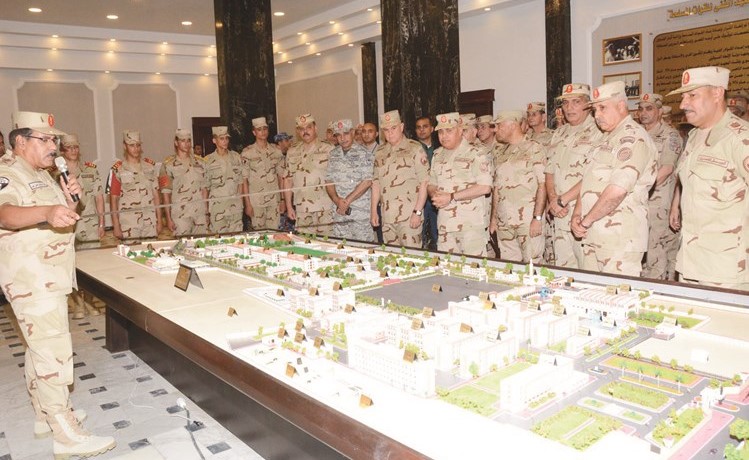 الفريق أولصدقى صبحى يتناول الإفطار مع أعضاء هيئة التدريس وطلبة الكليات والمعاهد العسكرية ﻿