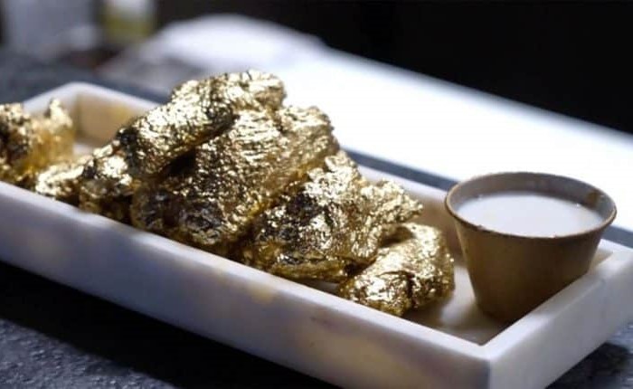 بالفيديو.. مطعم في نيويورك يقدم أجنحة دجاج مطلية بذهب عيار 24 قيراطًا.. والسعر غير تقليدي