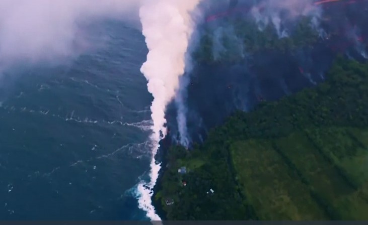 بالفيديو.. مشاهد مرعبة من الثوران الكبير.. حمم النار تصل المحيط