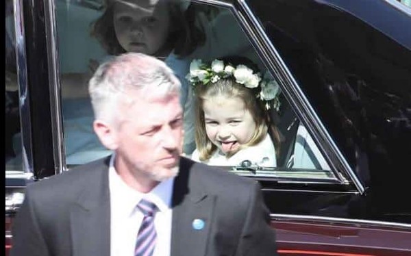 بالصور.. الأميرة تشارلوت تخطف الأنظار بحفل الزفاف الملكي بتصرفاتها الغريبة