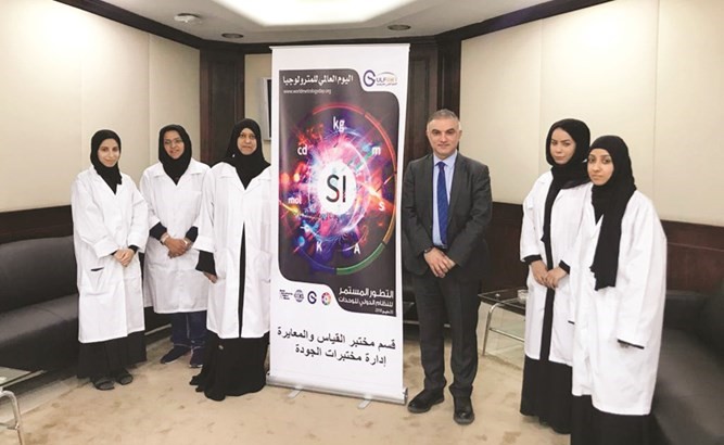 عبدالكريم تقي متوسطا موظفي قسم مختبر القياس والمعايرة﻿