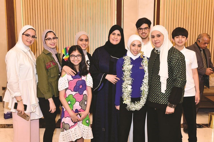 الطالبة لجين عمار صادقي مع عائلتها﻿