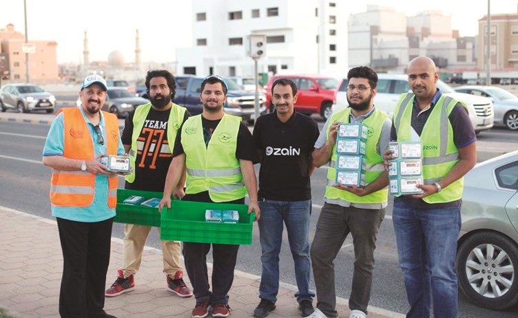 متطوعو زين يشاركون في توزيع الوجبات على مرتادي الطرق﻿