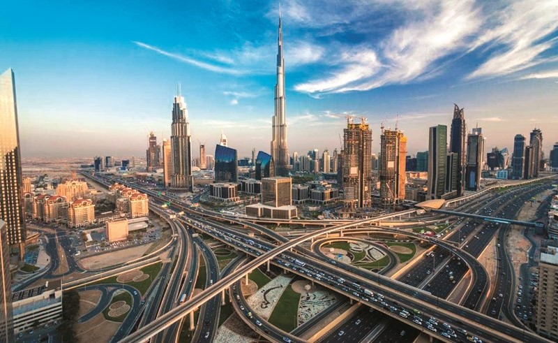 المستثمرون بالإمارات.. ملكية 100% وإقامة 10 سنوات