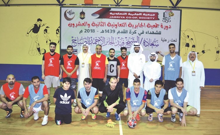 اللجنة المنظمة مع الفرق المشاركة﻿