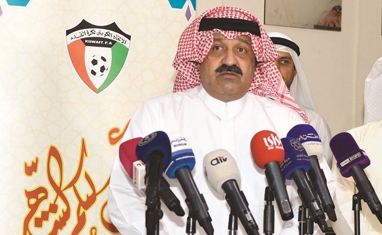 الشيخ احمد اليوسف متحدثا بعد اجتماع الجمعية العمومية﻿