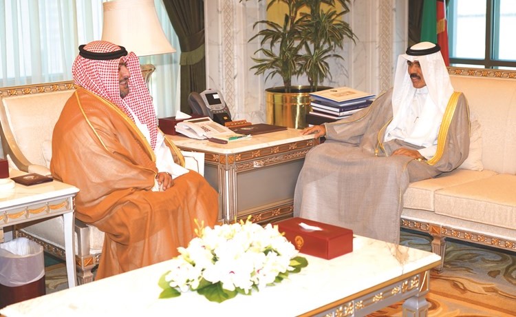 سمو ولي العهد الشيخ نواف الأحمد خلال استقباله الشيخ ثامر العلي ﻿