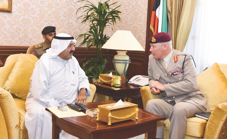 الشيخ ناصر صباح الاحمد مستقبلا الفريق السير جون لوريمير﻿