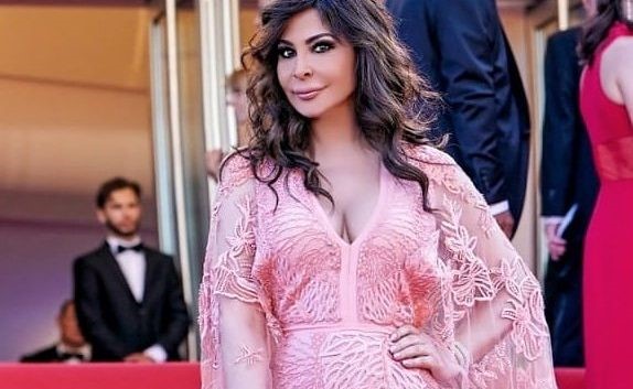 فيديو محرج .. مصورو مهرجان "كان" يتجاهلون إليسا تماما رغم استعراضها امامهم لتصويرها
