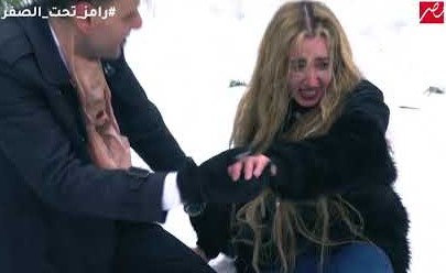 بالفيديو.. ممثلة مصرية تنهار وتفقد وعيها على الهواء بعد سقوطها فريسة للدب الروسي