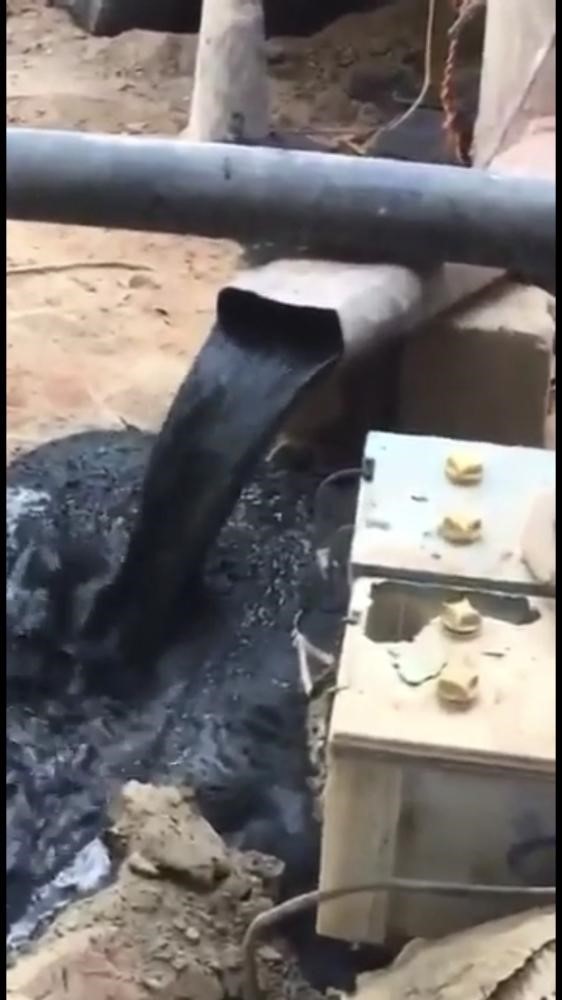 بالفيديو .. مواطن سعودى يتفاجأ بتدفق "نفط" من بئر مزرعته !