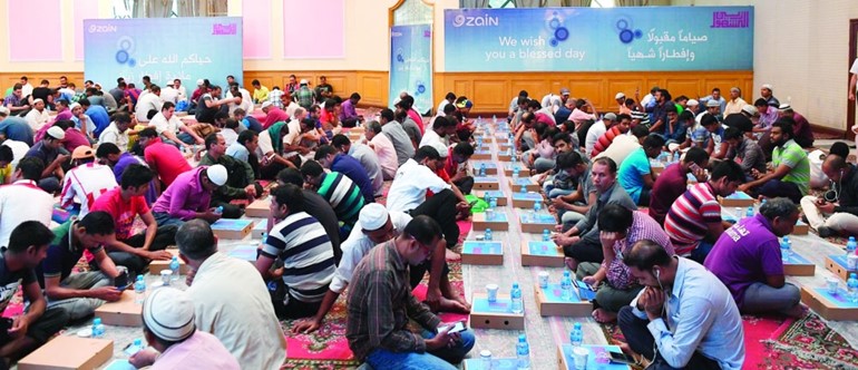 جانب من الصائمين خلال الإفطار في صالات زين للافطار﻿