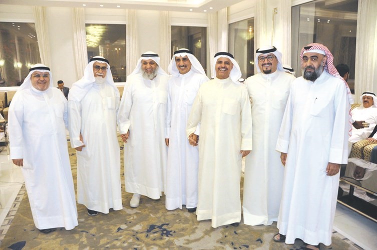 محمد الرومي وعدد من المهنئين﻿