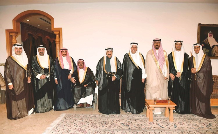 سمو الشيخ ناصر المحمد والشيخ د.إبراهيم الدعيج والشيخ خالد البدر والشيخ صباح ناصر المحمد مع الشيخ علي الخالد والشيخ جابر الخالد	(محمد هاشم)﻿