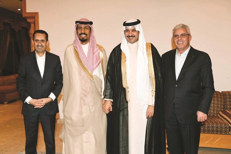 الشيخ مبارك العبد الله وسفيرا فلسطين والأردن مع الشيخ علي الخالد﻿