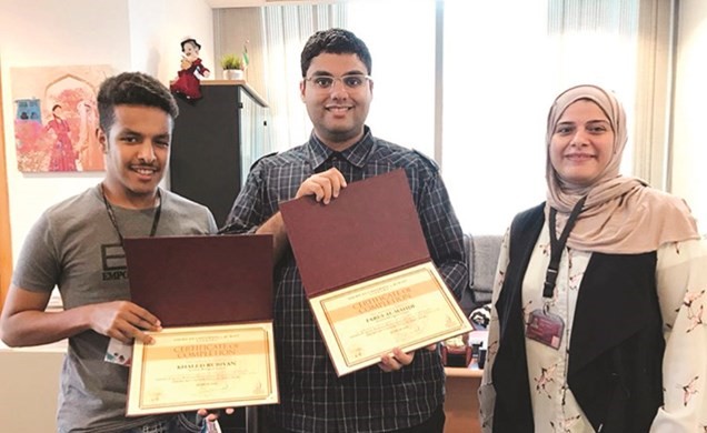  الطالبان خالد وفارس من مدرسة دسمان ثنائية اللغة يتلقيان شهادات التقدير في ختام البرنامج﻿