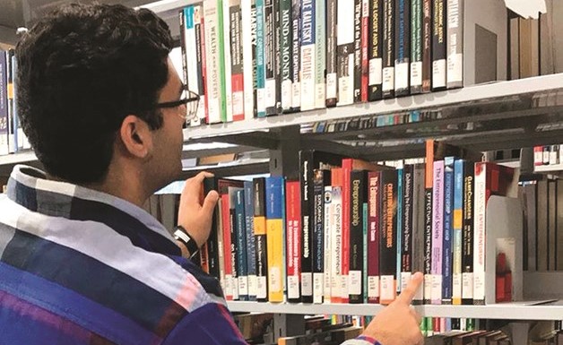 فارس يساعد في تنظيم الكتب﻿