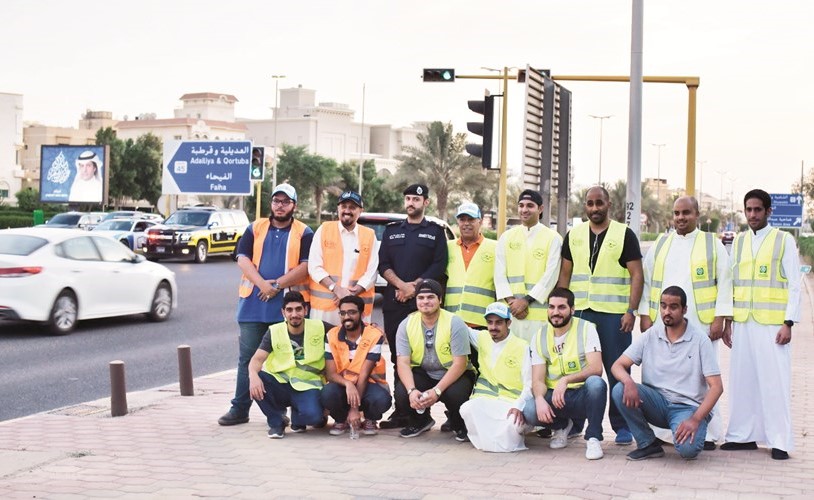 فريق بيتك التطوعي مع رجال الداخلية وممثلي مركز العمل التطوعي في أحد التقاطعات المرورية﻿