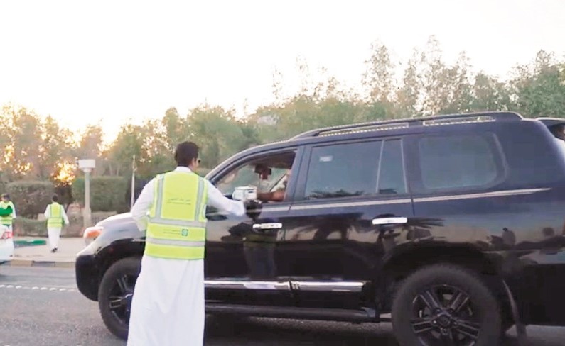 توزيع وجبات الإفطار على الصائمين﻿