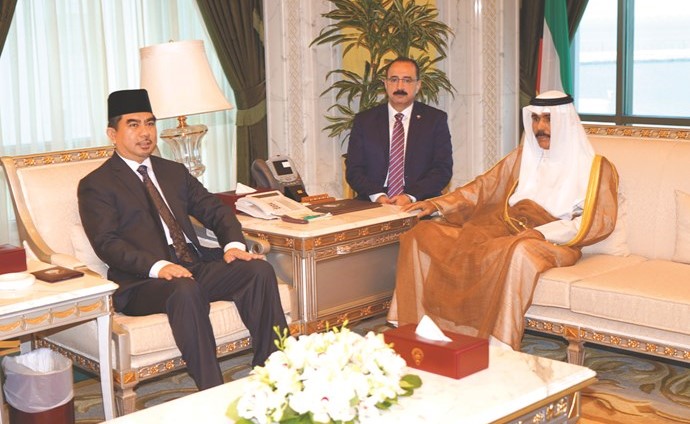 سمو ولي العهد الشيخ نواف الاحمد مستقبلا السفير حاجي احمد حاجي سفير سلطنة بروناي دار السلام ﻿