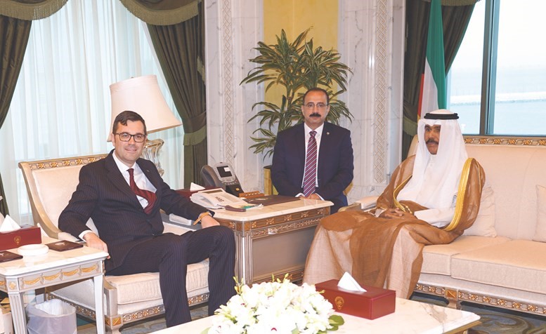 سمو ولي العهد الشيخ نواف الاحمد مستقبلا السفير الاسترالي جوناثان غيلبرت ﻿