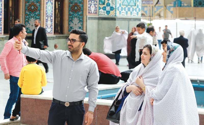 ايرانيون يلتقطون سيلفي في جامع امام زاده في طهران 	(ا.ف.پ)