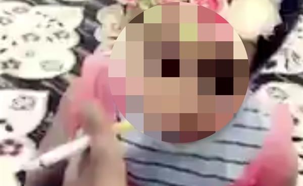 شاهد.. فيديو لشخص يعلم طفلاً التدخين.. يثير استياء مواقع التواصل في السعودية