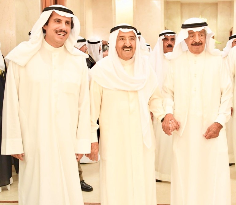 صاحب السمو الأمير الشيخ صباح الأحمد وئيس وزراء البحرين والسفير عزام الصباح  