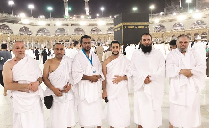 عدد من المشاركين في رحلة العمرة ﻿
