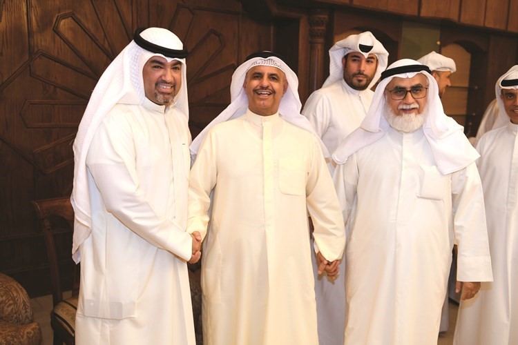 عمر الطبطبائي مع د.عبدالمحسن الخرافي ونبيل الخرافي﻿