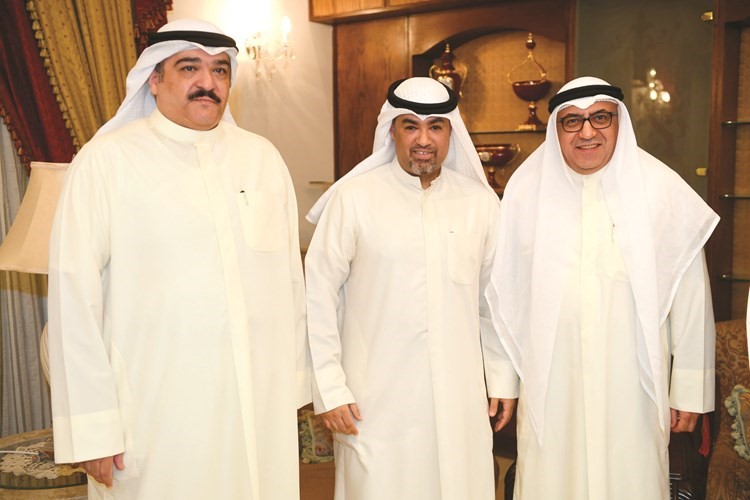 الطبطبائي متوسطا المهنئين ﻿