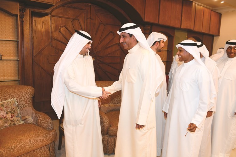 عمر الطبطبائي خلال استقباله علي الوهيب ﻿