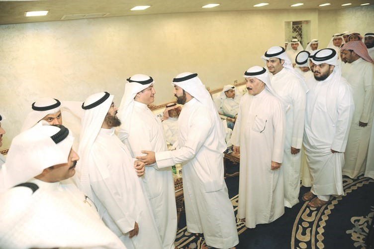 عسكر اثناء استقباله ابناء الدائرة﻿