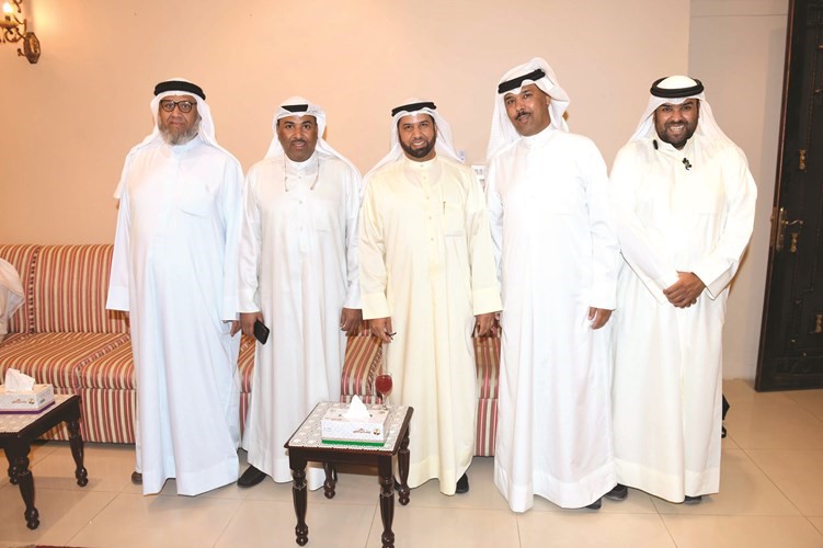 عبد السلام الرندي متوسطا مهنئيه ﻿