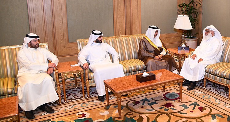 سمو رئيس الوزراء يستقبل والد وإخوة المواطن المفقود سعود المسلم