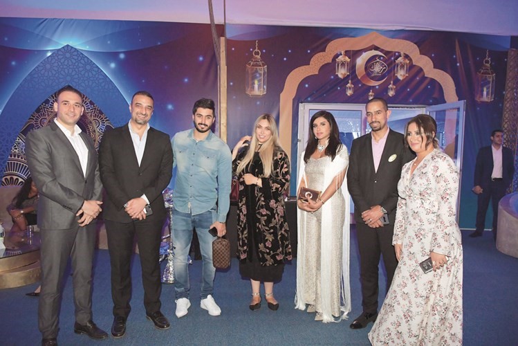 د.خلود وأمين وعبير الياسين مع إدارة الفندق﻿