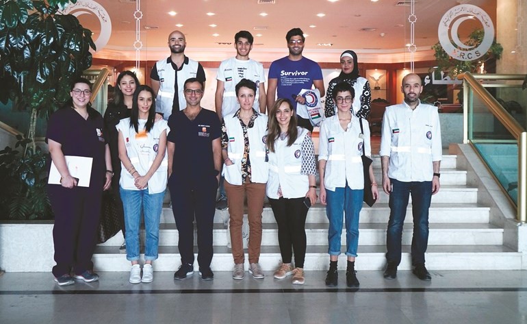 مسؤولو زين والهلال الأحمر ومجموعة من المتطوعين في الحملة﻿