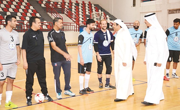 يعقوب الصانع يصافح اللاعبين﻿