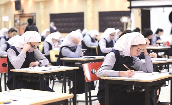 طالبات يؤدين الاختبارات أمس﻿
